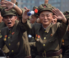 Desfile militar en Corea del Norte durante el Día Nacional del País