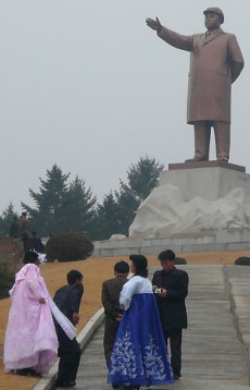 Un couple nouvellement marié visite la statue du Président Kim Il Sung au Mont Dongbung à Hamhung en Corée du Nord