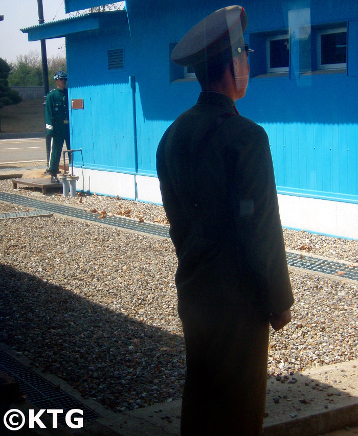 Des soldats nord-coréens et sud-coréens se font face au Panmunjom dans la DMZ. Voyage organisé par KTG Tours