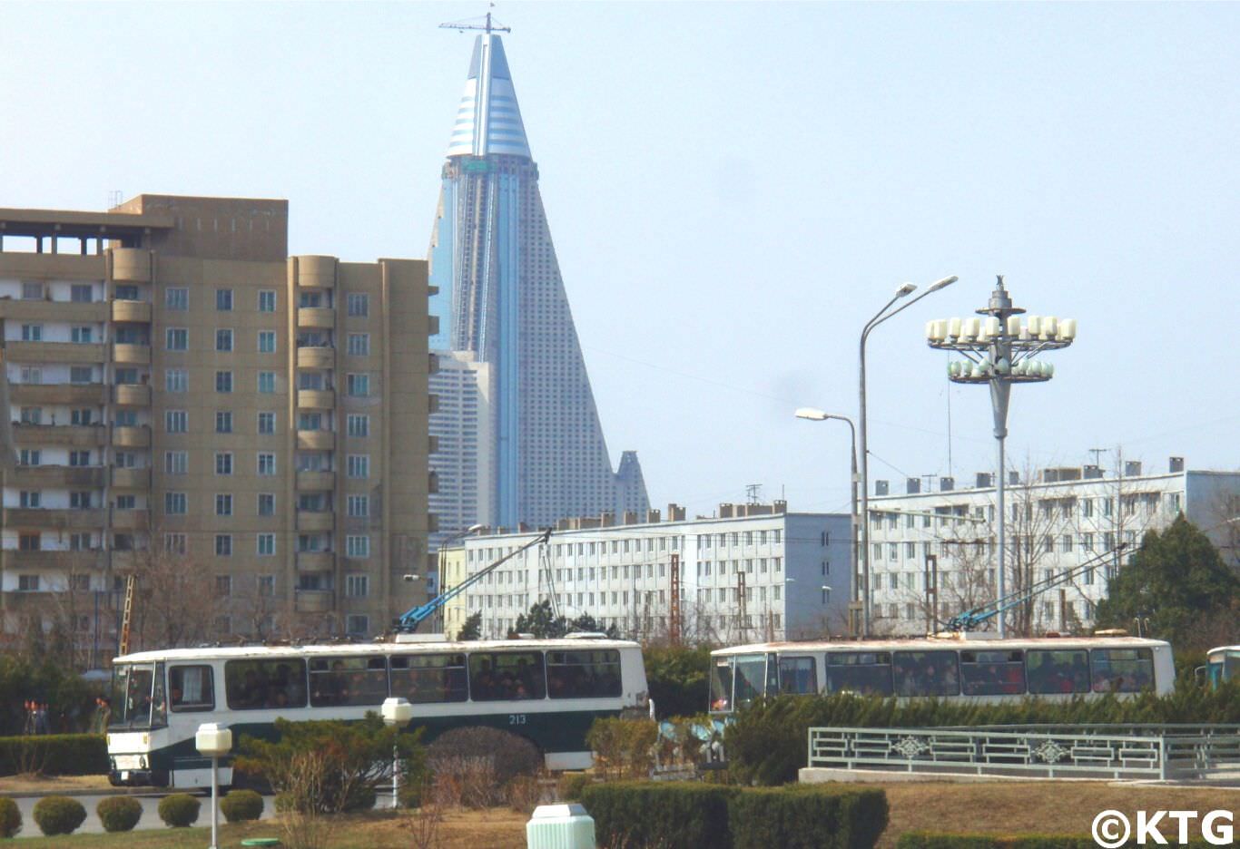 Imagen del Hotel Ryugyong en la capital de Corea del Norte sacada en el año 2010