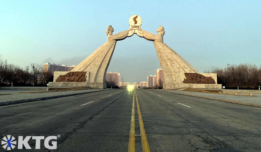 photo de l'arc de la réunification à Pyongyang, en Corée du Nord, prise depuis le centre de l'autoroute tongil, c'est-à-dire l'autoroute de la réunification par un voyageur de KTG