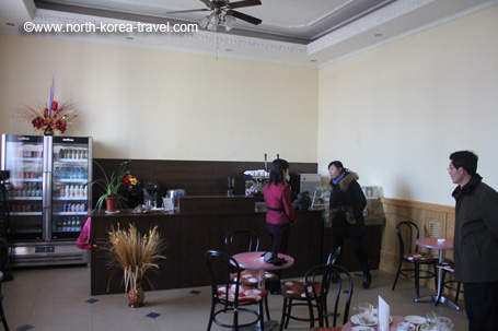 Helmut Sachers Café in Kim Il Sung Platz in Pjöngjang, der Hauptstadt von Nordkorea