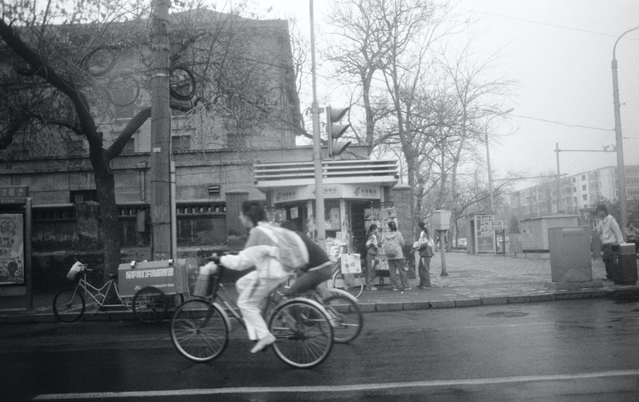 Pekineses montando en bici en Beijing, China