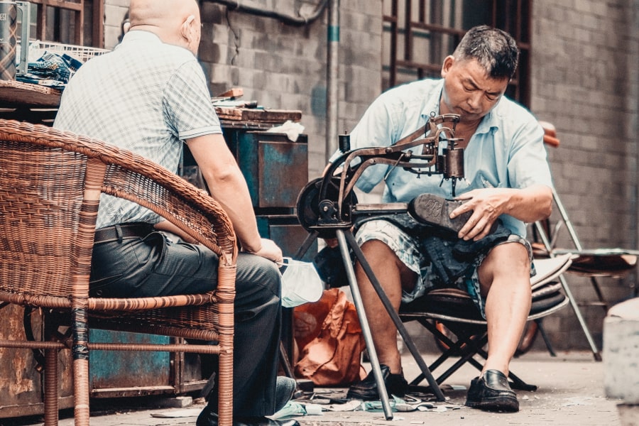 Zapatero en un hutong en Beijing, Pekin, China