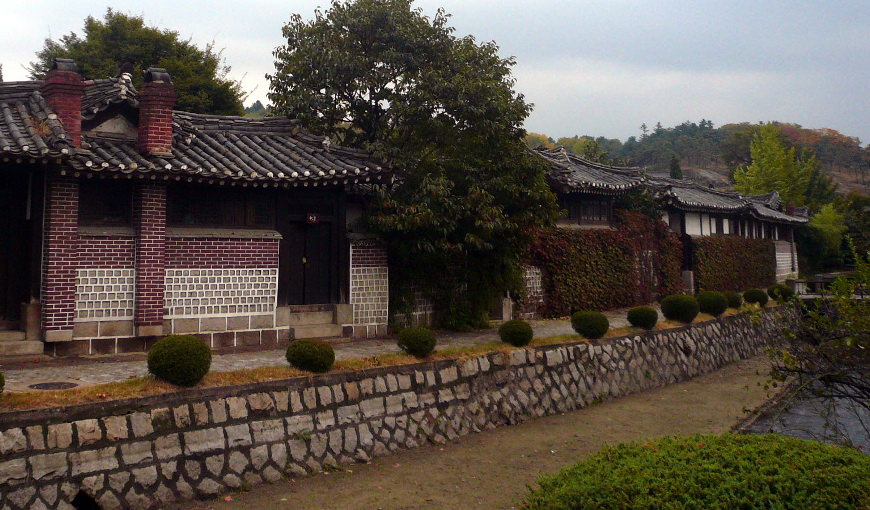 Vues de l'hôtel Minsok, un hôtel folklorique coréen traditionnel avec des cours situé dans la vieille partie de la ville de Kaesong en Corée du Nord, RPDC. Voyage organisé par KTG tours