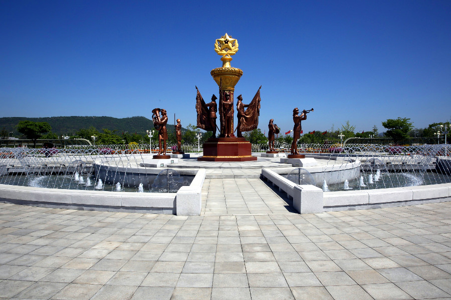 Estatuas de bronce fuera del Palacio del Sol de Kumsusan, también conocido como Palacio Conmemorativo de Kumsusan en Pyongyang. Este es el lugar más importante de Corea del Norte y es muy sagrado en la RPDC. y antes de eso, el Salón de Asambleas de Kumsusan. Este es el lugar más sagrado de la RPDC. Los líderes, el Presidente Kim Il Sung y el Líder Kim Jong Il, se encuentran aquí