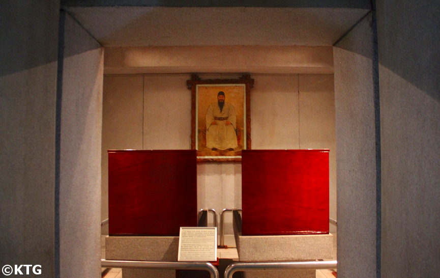 Cámara interior de la tumba del Rey Tangun. La imagen muestra su cofre y el de su esposa