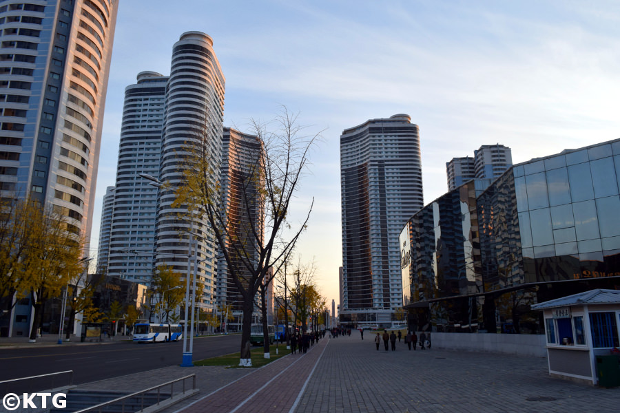 Image de l'année 2012 de la rue Changjon à Pyongyang, capitale de la Corée du Nord. Les bâtiments ont été construits cette année-là. De nombreux bâtiments ont été achevés à Pyongyang en 2012 pour marquer le centenaire de la naissance du président Kim Il Sung. Photo prise par KTG Tours