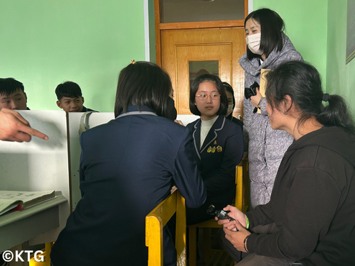 viajero de KTG charlando con estudiantes en Rason, Corea del Norte 2025