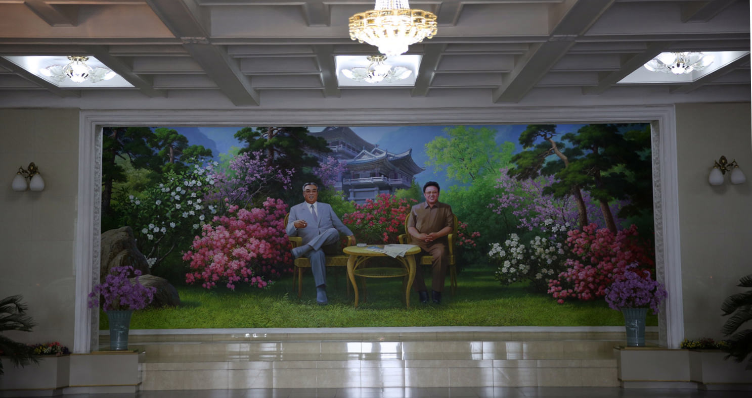 Lobby del Hotel Chongchon en el pueblo de Hyangsan en el Monte Myohyang en Corea del Norte. Viaje organizado por KTG