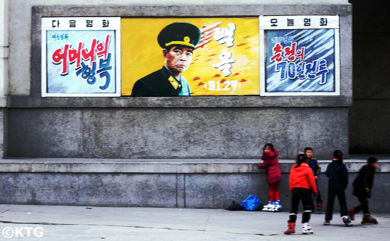 Vistas de un cine en la ciudad de Kaesong, Corea del Norte (República Popular Democrática de Corea). Tour organizado por Viajes KTG