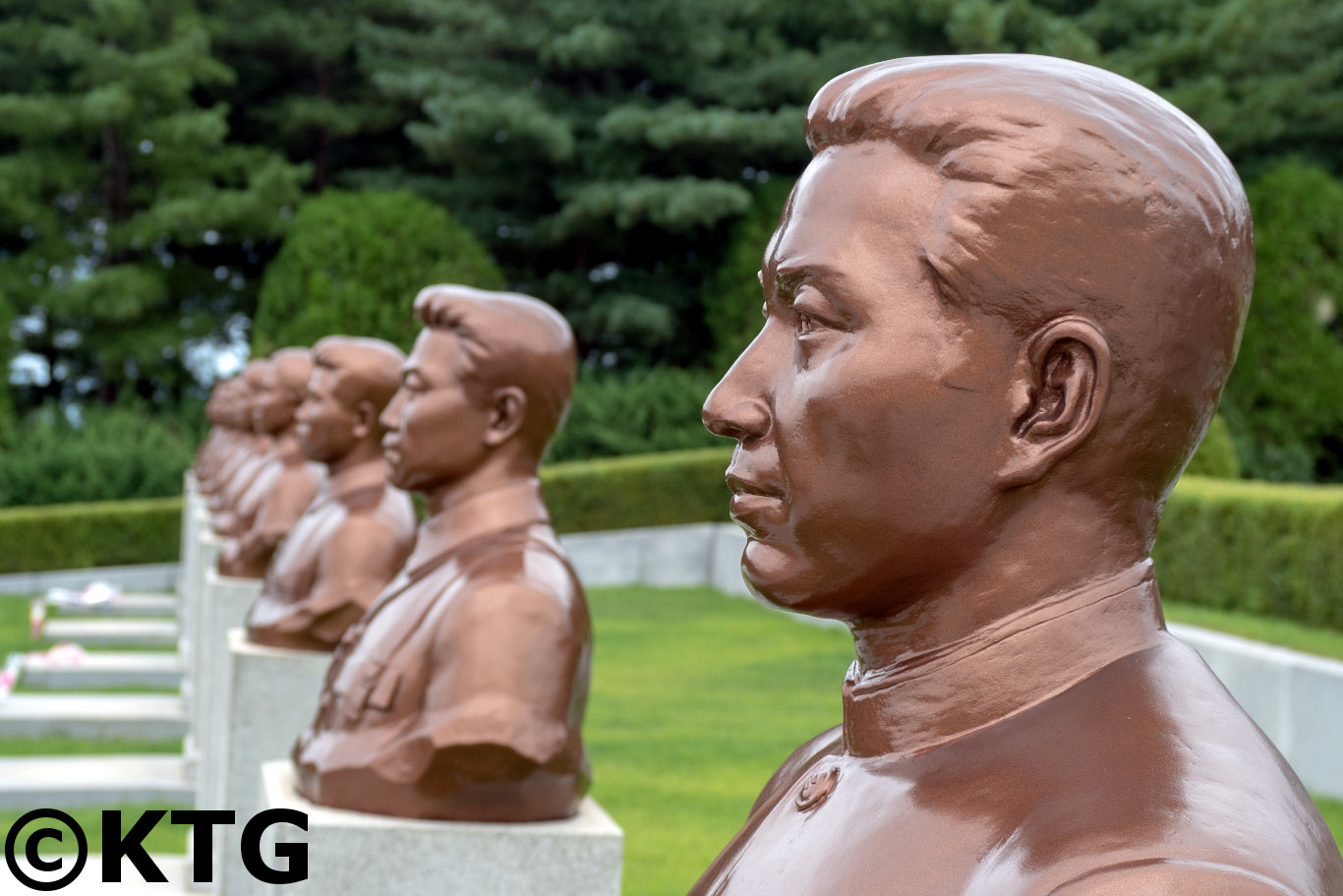 Vue rapprochée des bustes en bronze de héros nationaux en RPDC au cimetière des martyrs révolutionnaires dans la banlieue de Pyongyang, capitale de la Corée du Nord