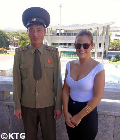 Officier militaire de KPA et voyageur KTG posent pour une photo au pavillon Panmun à Panmunjom à la DMZ, Corée du Nord