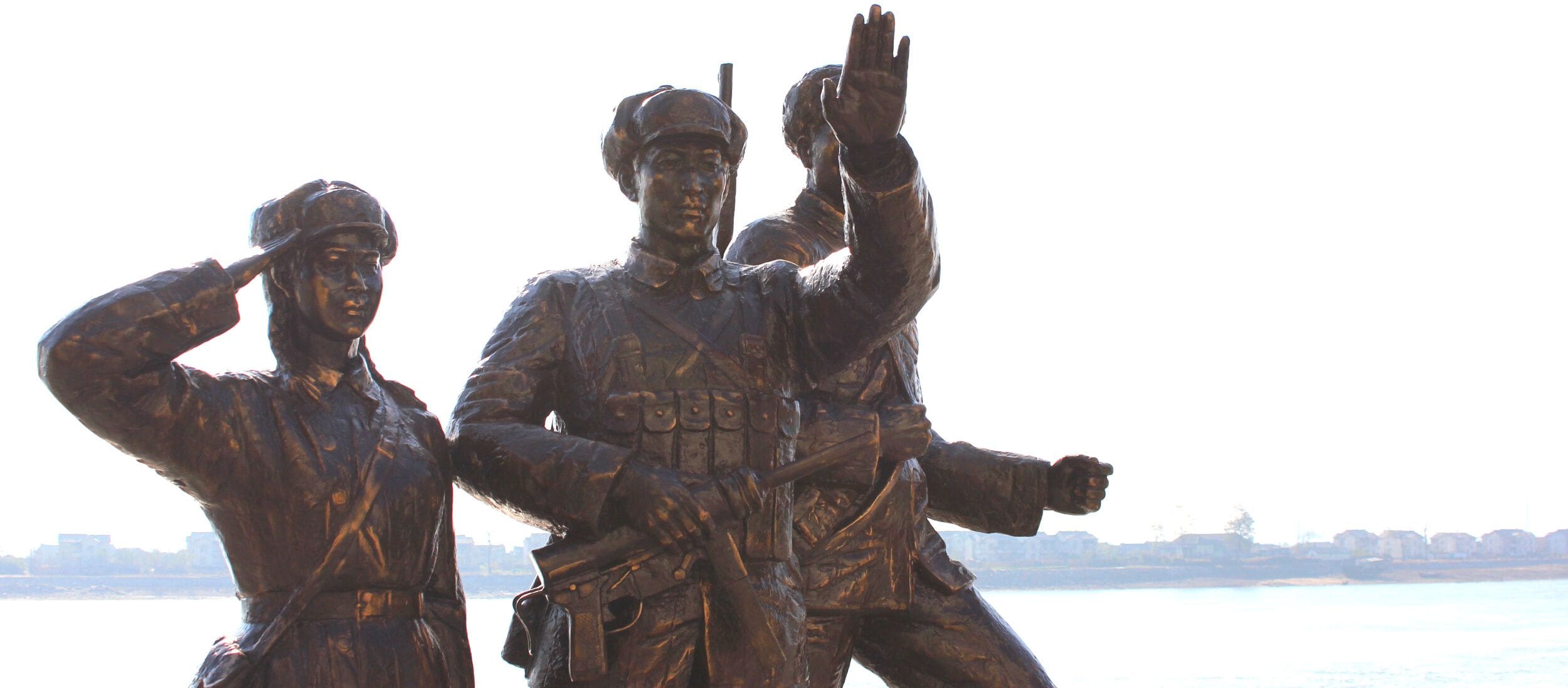 Tours en Dandong | KTG&reg; Tours | A las puertas de Corea del Norte. La parte m&aacute;s oriental de la Gran Muralla y a unos metros de la RPDC, excursiones en barco frente a ciudades y aldeas norcoreanas, puentes partidos, tanques y aviones militares de la Guerra de Corea.