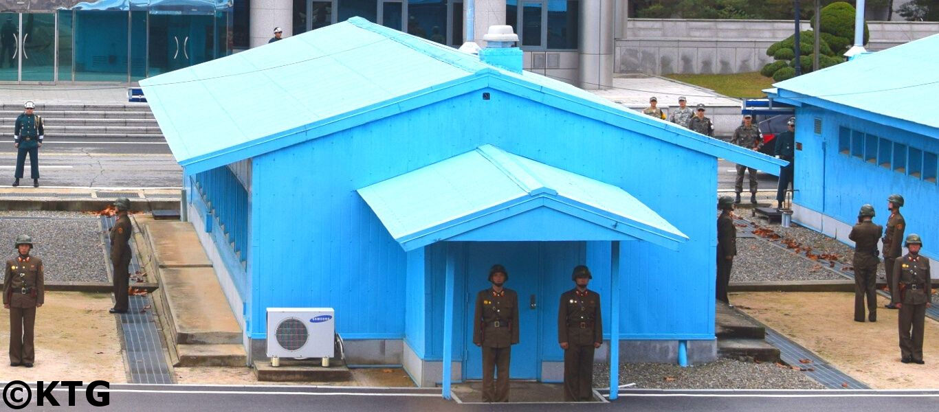 Soldados norcoreanos sacando fotos de soldados surcoreanos en Panmunjom, en la DMZ. Viaje organizado por KTG Tours