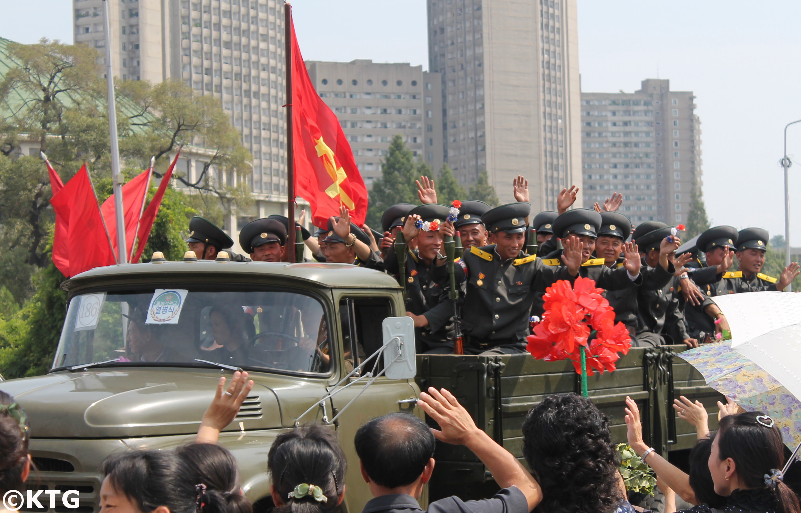 Aviation de la Corée du Nord pendant un défilé militaire à Pyongyang. Photo prise par KTG Tours