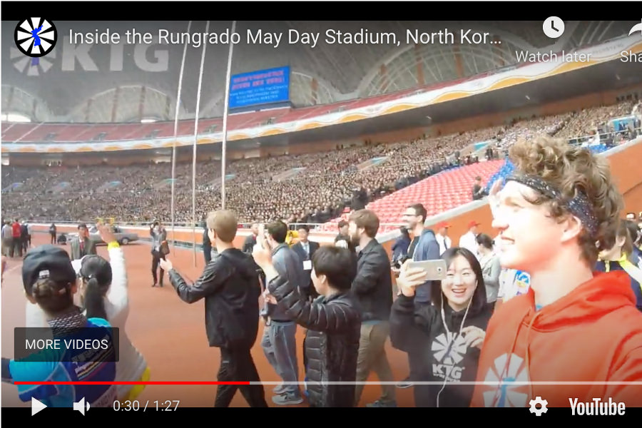 Guide touristique de KTG Tours entre dans le stade Rungrado du Premier Mai à Pyongyang, en Corée du Nord (RPDC) avec 90 000 habitants qui nous encouragent!