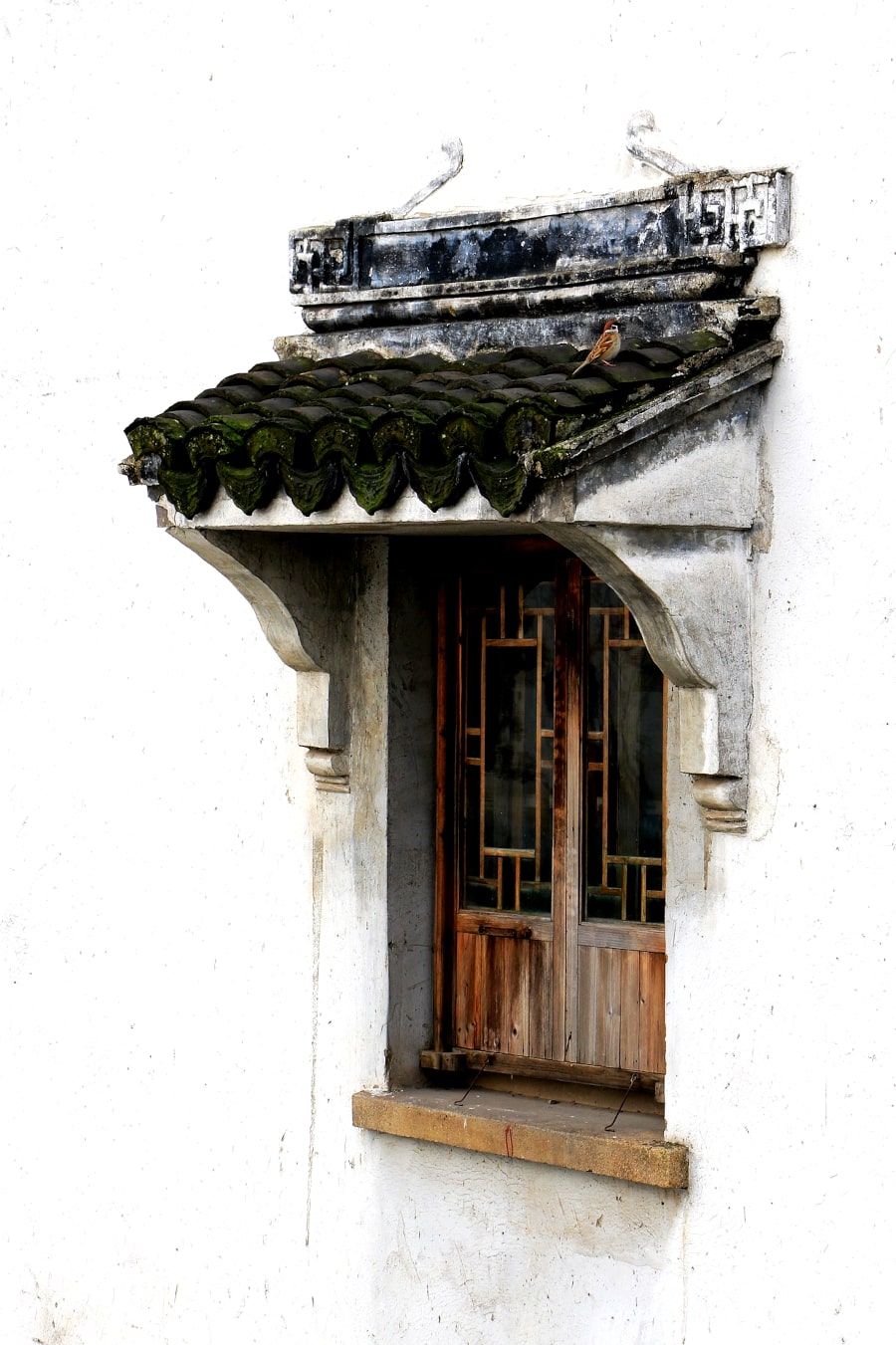 Ventana antigua en el pueblo antiguo de Fengjing cerca de la ciudad de Shanghai en China