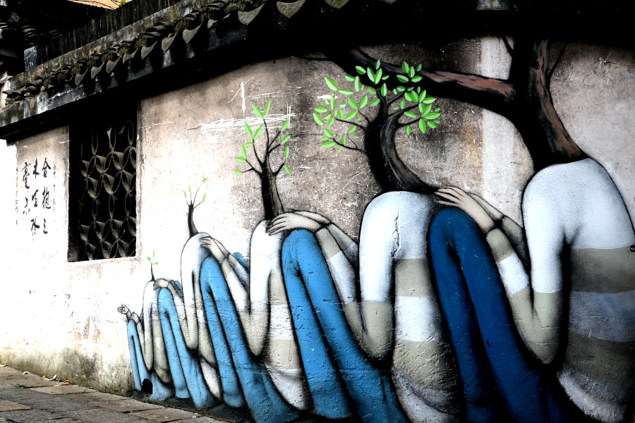 Pintura en una pared en el pueblo antiguo de Fengjing cerca de la ciudad de Shanghai en China