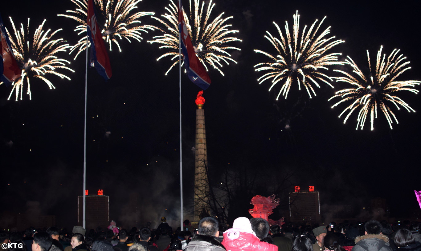 Fuegos artificiales en Pyongyang. Suelen usarse durante el año nuevo y durante días festivos como los cumpleaños de los líderes