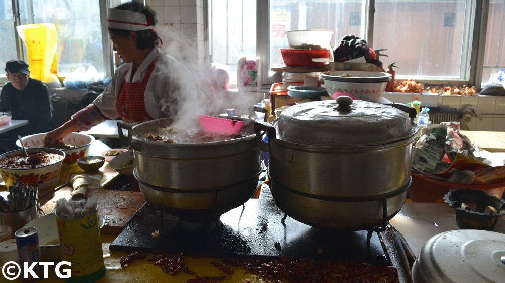 Mercado en Helong en el noreste de China en la zona autónoma coreana de Yanbian. La sopa de carne de perro es un plato típico de esta zona al igual que de Corea