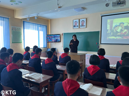 Viajeros KTG en un colegio en Rason al noreste de Corea del Norte