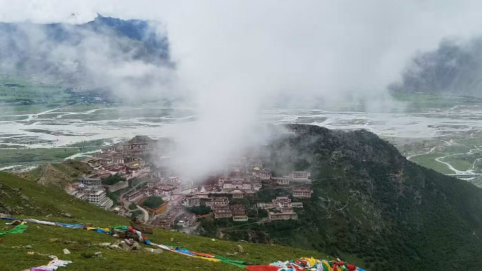 Vistas del Valle de Kyi Chu y del monasterio Ganden en el Tibet, China