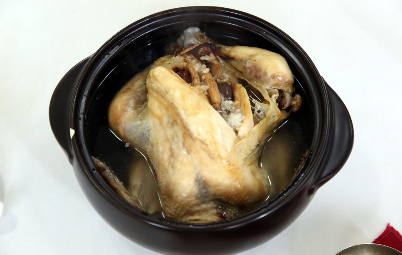 Pollo relleno de arroz con ginseng en la ciudad de Kaesong, Corea del Norte (RPDC). Este plato es opcional y generalmente cuesta 30 euros