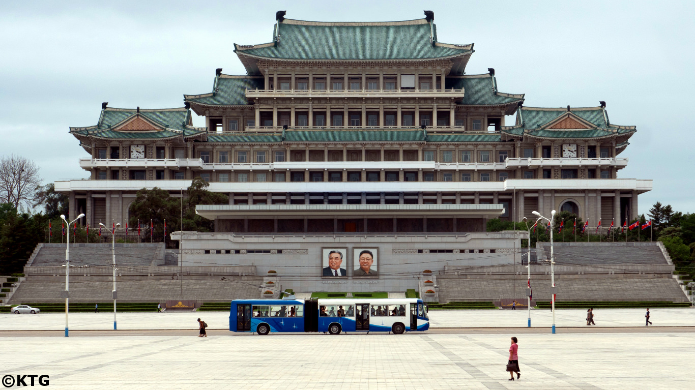 La grande maison des études du peuple vue de la place Kim Il Sung, au cœur de la capitale de la Corée du Nord, la RPDC. Photo de la Corée du Nord prise par KTG Tours