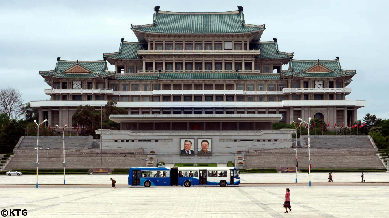 Das Große Lehrhaus des Volkes gesehen vom Kim Il Sung Platz, Herz der Hauptstadt von Nordkorea, DVRK. Bild von Nordkorea, aufgenommen von KTG Tours
