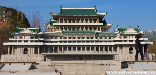 Réplica de la Gran Casa de Estudios del Pueblo en el Parque Folclórico de Pyongyang