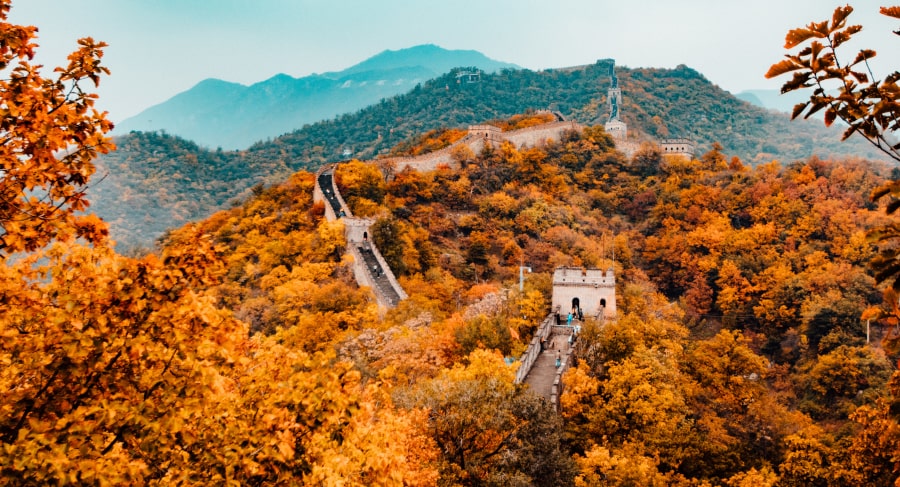 La Gran Muralla de Mutianyu parece un jardín en la cima de las montañas en primavera y en otoño. Beijing, Pekin, China