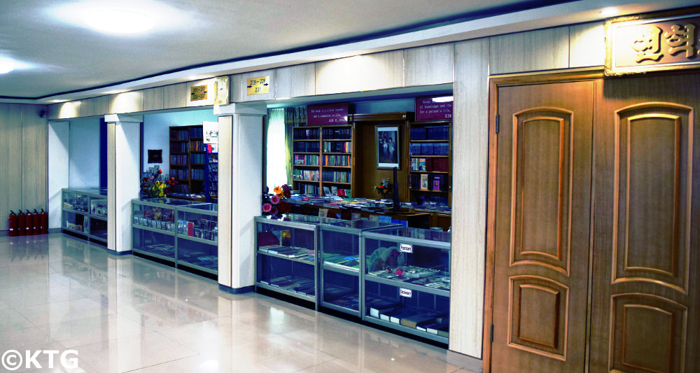 Boutique de souvenirs à l'hôtel Haebangsan à Pyongyang, Corée du Nord (RPDC). La boutique de souvenirs est située au deuxième étage. Il y a une autre boutique dans le hall de l'hôtel