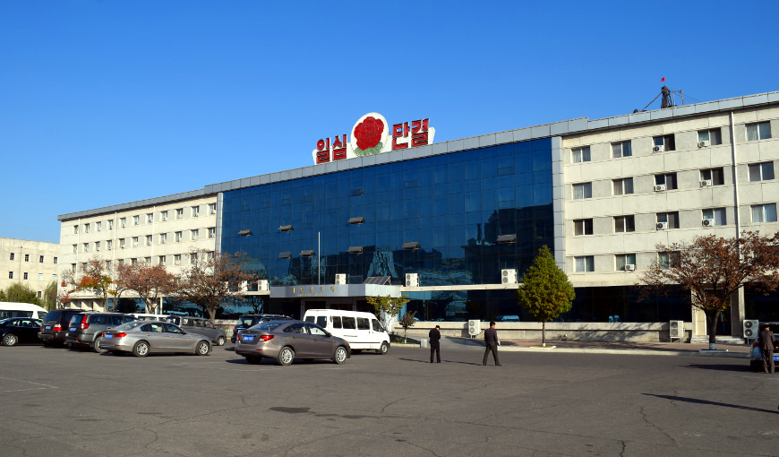 The Haebangsan Hotel is a second class hotel, third tier in the DPRK hotel ranking system, and is located in the heart of Pyongyang next to the Headquarters of the Rodong Sinmun Newspaper. Trip arranged by KTG Tours