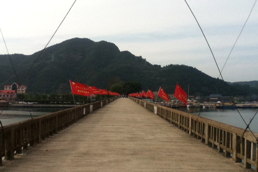 Fotografía tomada en el puente roto de Hekou en un viaje a la aldea de Hekou cerca de Dandong, China, frente a Corea del Norte