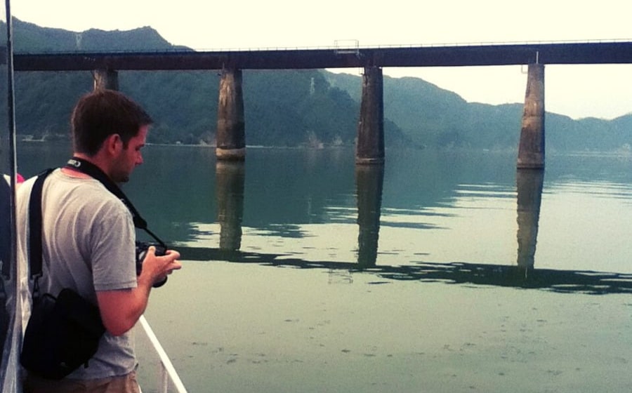 Paseo en bote por un puente en el río Yalu que conecta China y Corea del Norte en el pueblo de Hekou, cerca de Dandong, ciudad fronteriza con Corea del Norte (RPDC). Tour organizado por KTG Tours