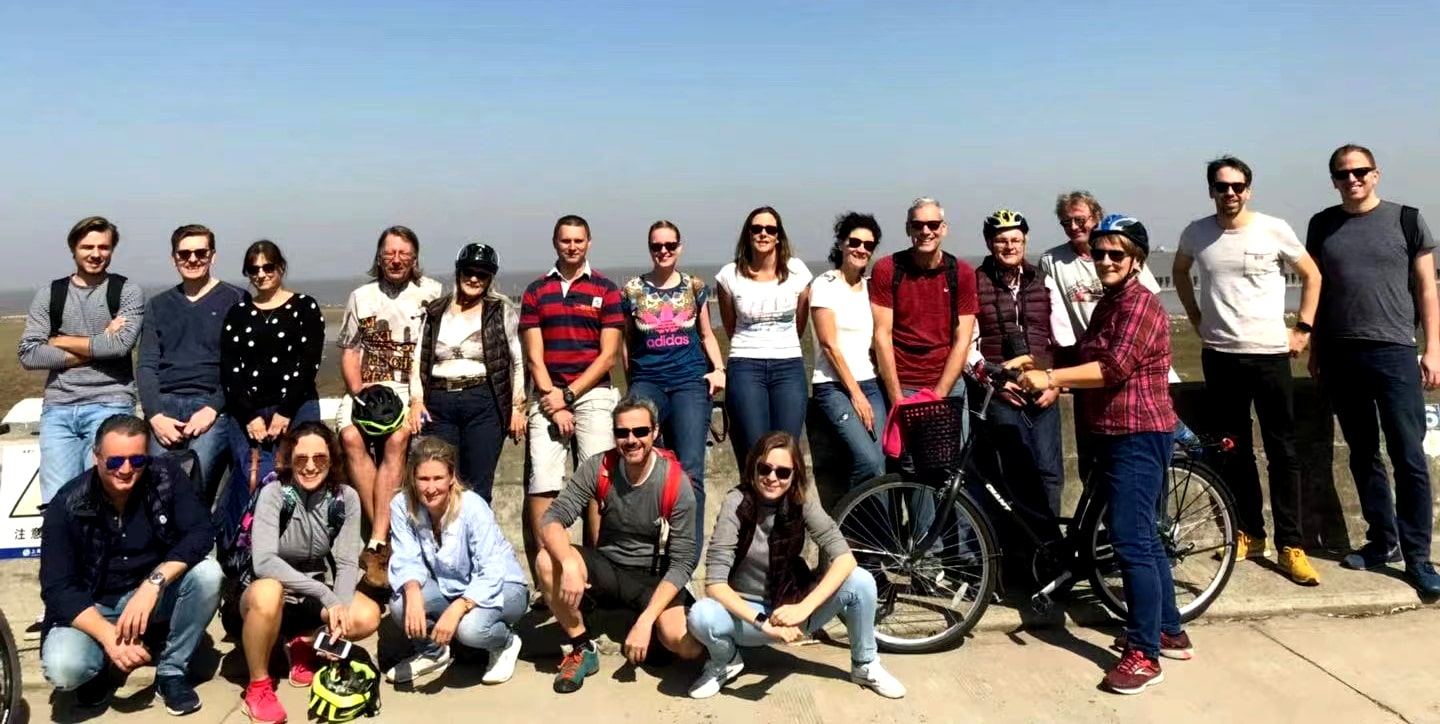 Excursion en bicicleta por la isla de Hengsha cerca de Shanghai en China