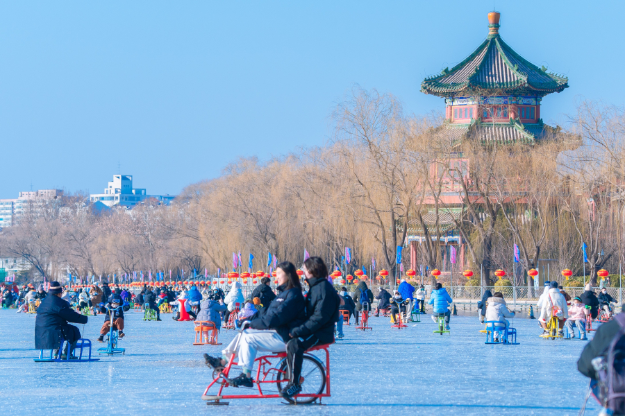 Pekineses patinando sobre hielo en el lago Houhai cuando esta helado en Beijing, China