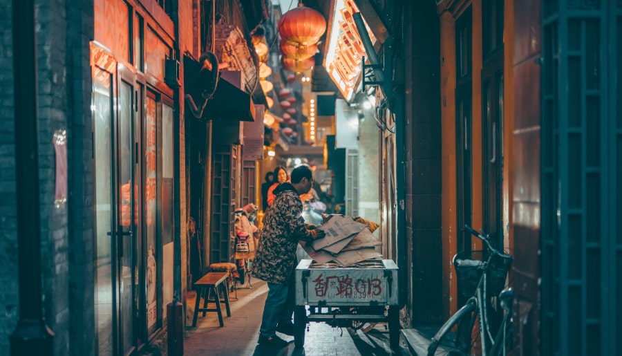 Vida en los hutongs pekineses en el casco antiguo de Beijing, Pekin, China