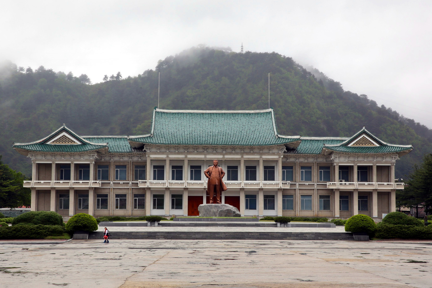 La statue de bronze du président Kim Il Sung dans le comté de Hyangsan, Mont Myohyang, Corée du Nord (RPDC). Voyage organisé par KTG Tours