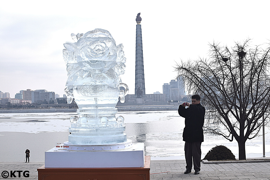 voyageur de KTG avec des locaux au parc à Pyongyang en Corée du Nord