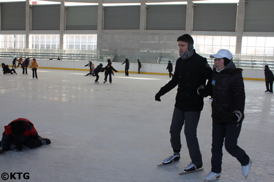 Membre du personnel de KTG Tours patinage sur glace à Pyongyang, capitale de la Corée du Nord, RPDC