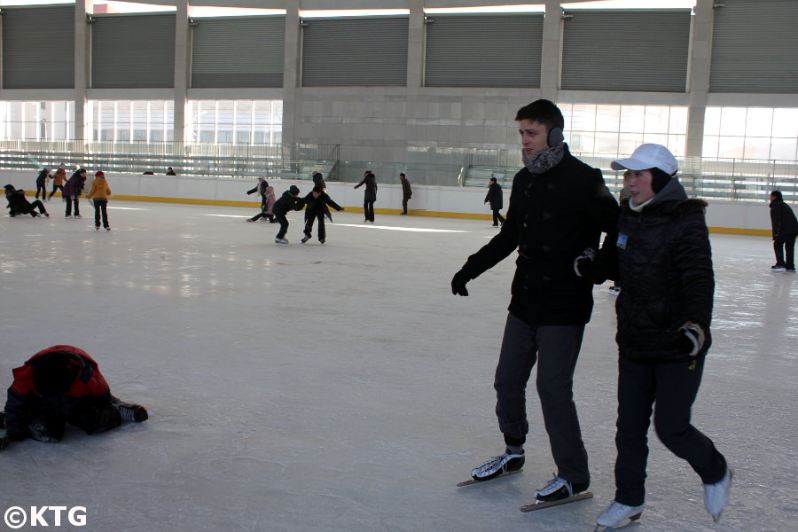 Miembro del equipo KTG intentando aprender a patinar sobre hielo en Pyongyang