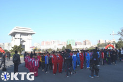 Des athlètes nord-coréens font la queue devant le stade Kim Il Sung pour le premier marathon d'automne de Pyongyang en Corée du Nord
