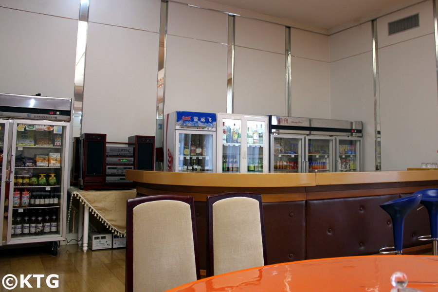 Bar all'Hotel Spa Ryonggang a Nampo, RPDC, Corea del Nord. Scopri la RPDC con KTG Tours
