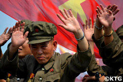 Soldados en un desfile militar en Pyongyang, Corea del Norte, por el 60 aniversario de la fundación de la RPDC