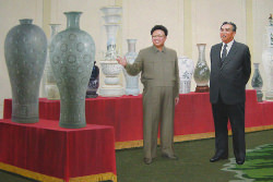 Image des Leader Kim Il Sung et Kim Jong Il dans le musée d'art à Pyongyang en Corée du Nord