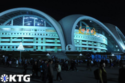 Estadio del Primero de Mayo visto por la noche, Pyongyang, Corea del Norte