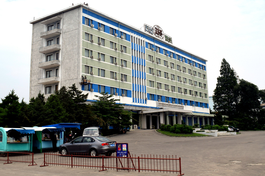 Hotel de estilo soviético de Corea del Norte; El hotel Sinsunhang en la ciudad de Hamhung, Corea del Norte. Este hotel está situado en el centro de la ciudad de la segunda ciudad más grande de la RPDC. Foto tomada por KTG Tours