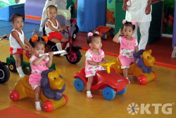 trillizos en un orfanato en Nampo en Corea del Norte